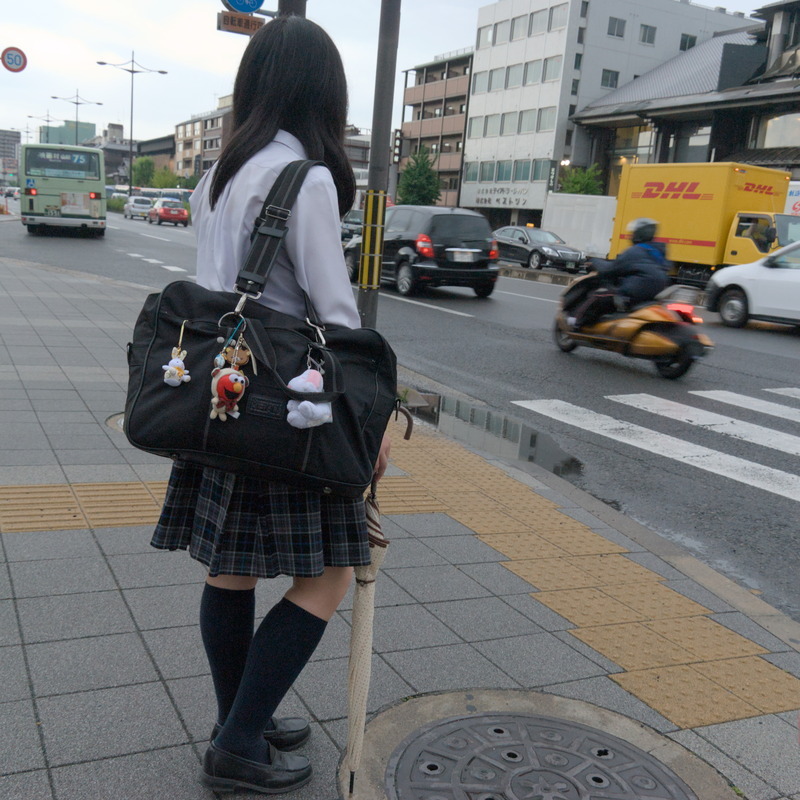 Lycéenne typique. Le Japon, le pays où se promener avec un parapluie et une foultitude de peluches accrochées au sac est considéré comme 